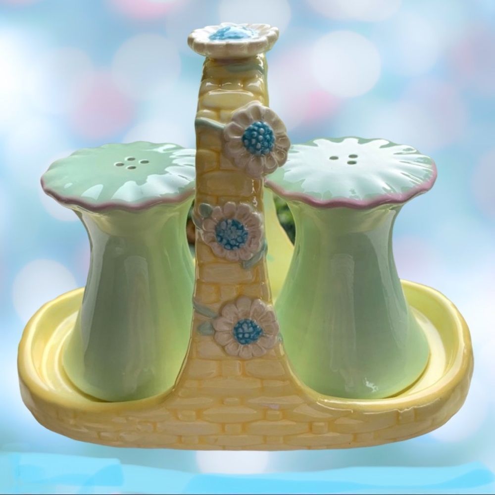 New Russ Salt and Pepper With Holder ADORABLE!